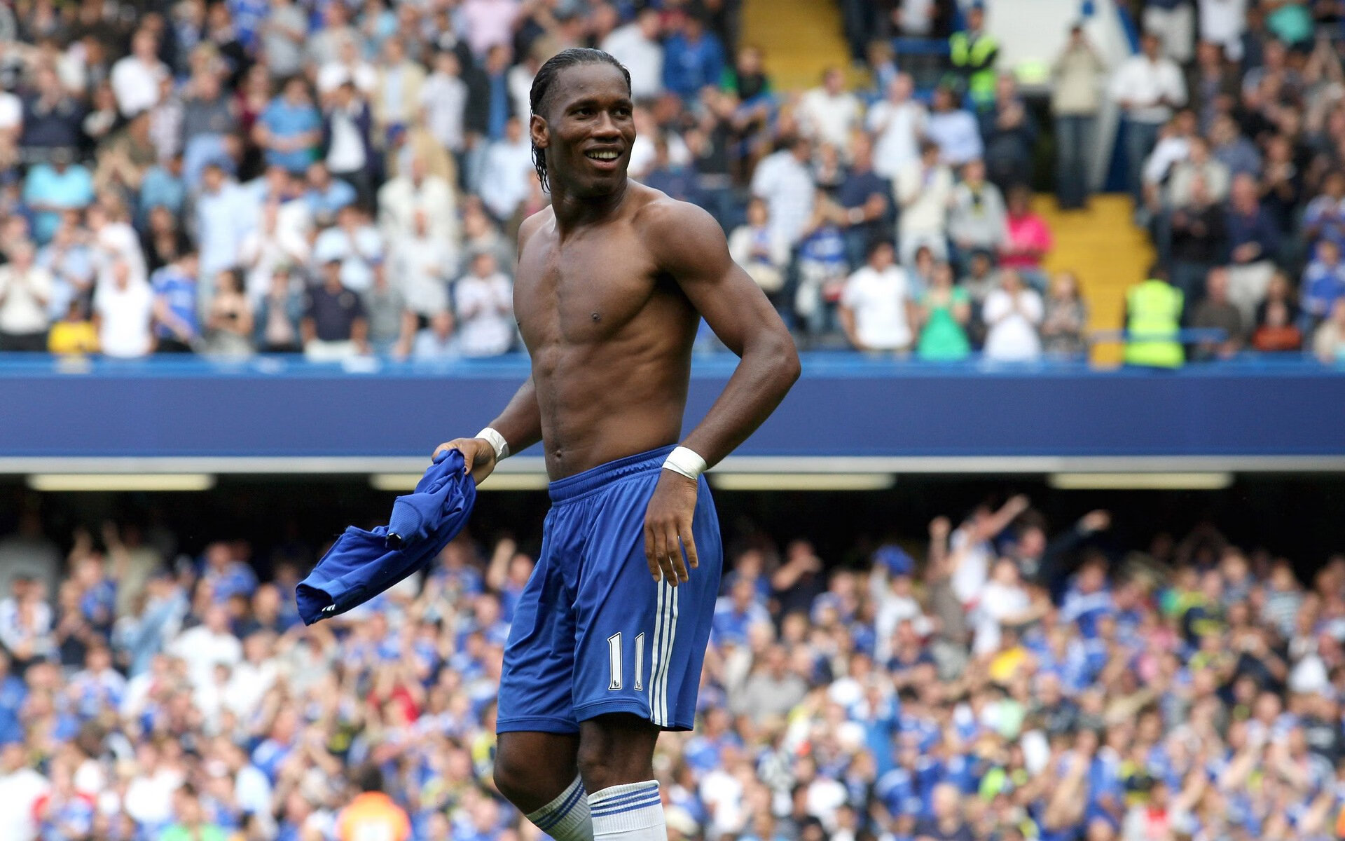 乔·莫伊:在比赛中,他的scrum表现为全黑队提供了强大的进攻动力,乔乔莫伊斯的书